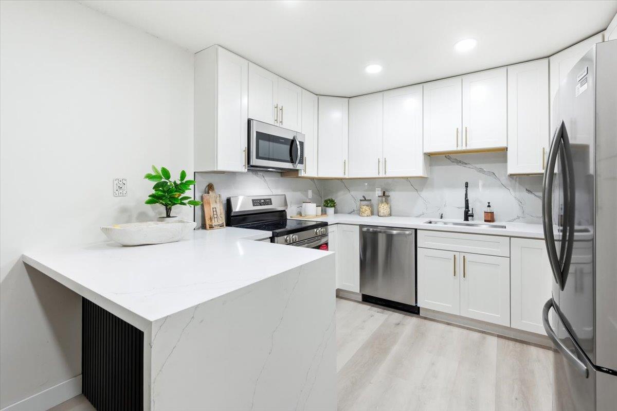 2700 Oak Road, #11, Walnut Creek, CA 94597