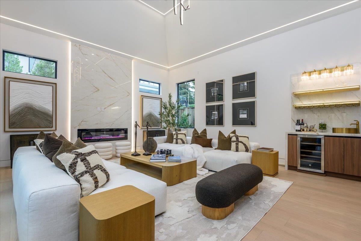 3841 Alameda De Las Pulgas, MenloPark, CA 94025