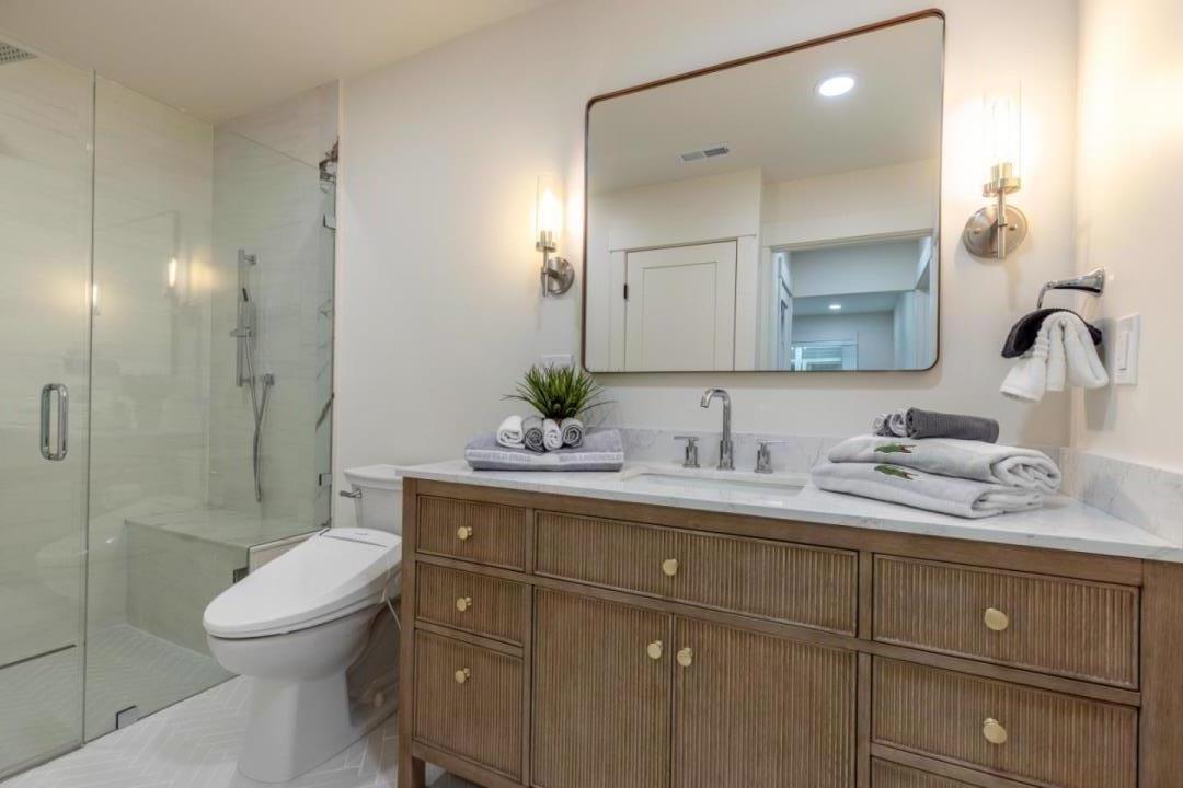 wheelchair-accessible,zero-threshold walking shower