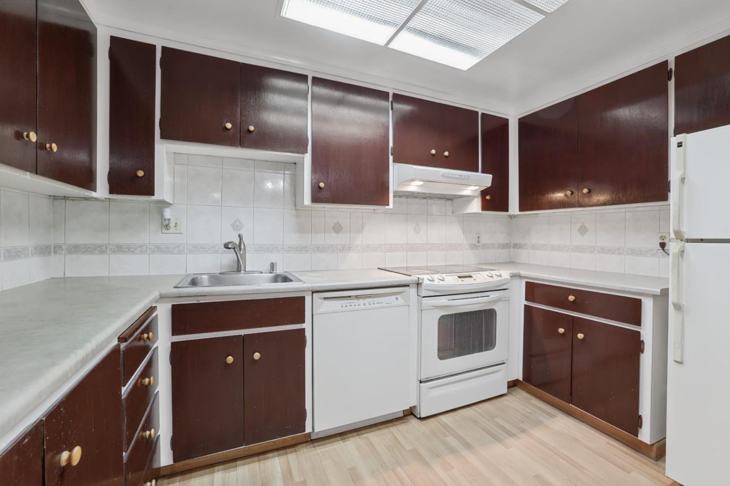 1031 Crestview Drive, #216, MountainView, CA 94040