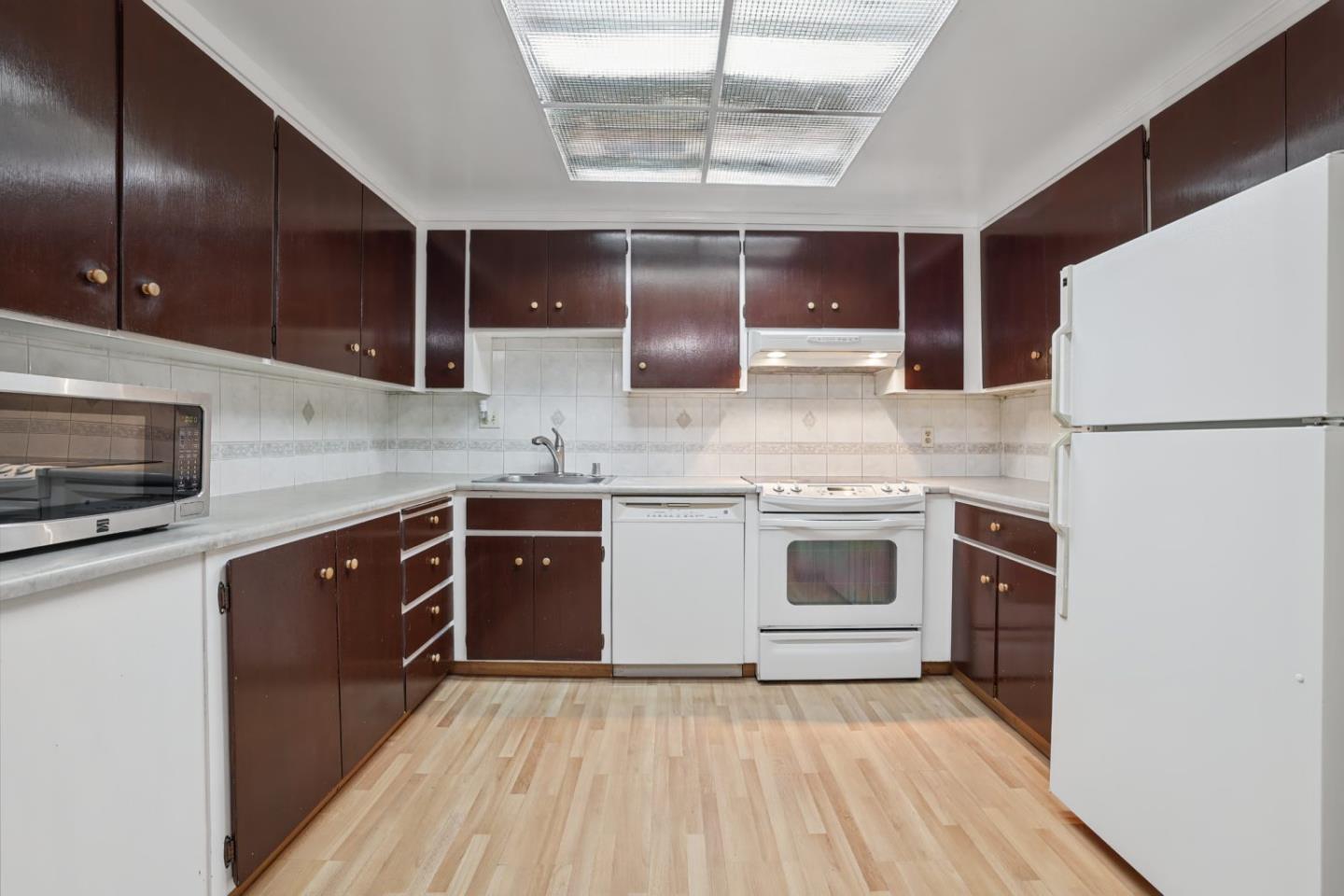 1031 Crestview Drive, #216, MountainView, CA 94040