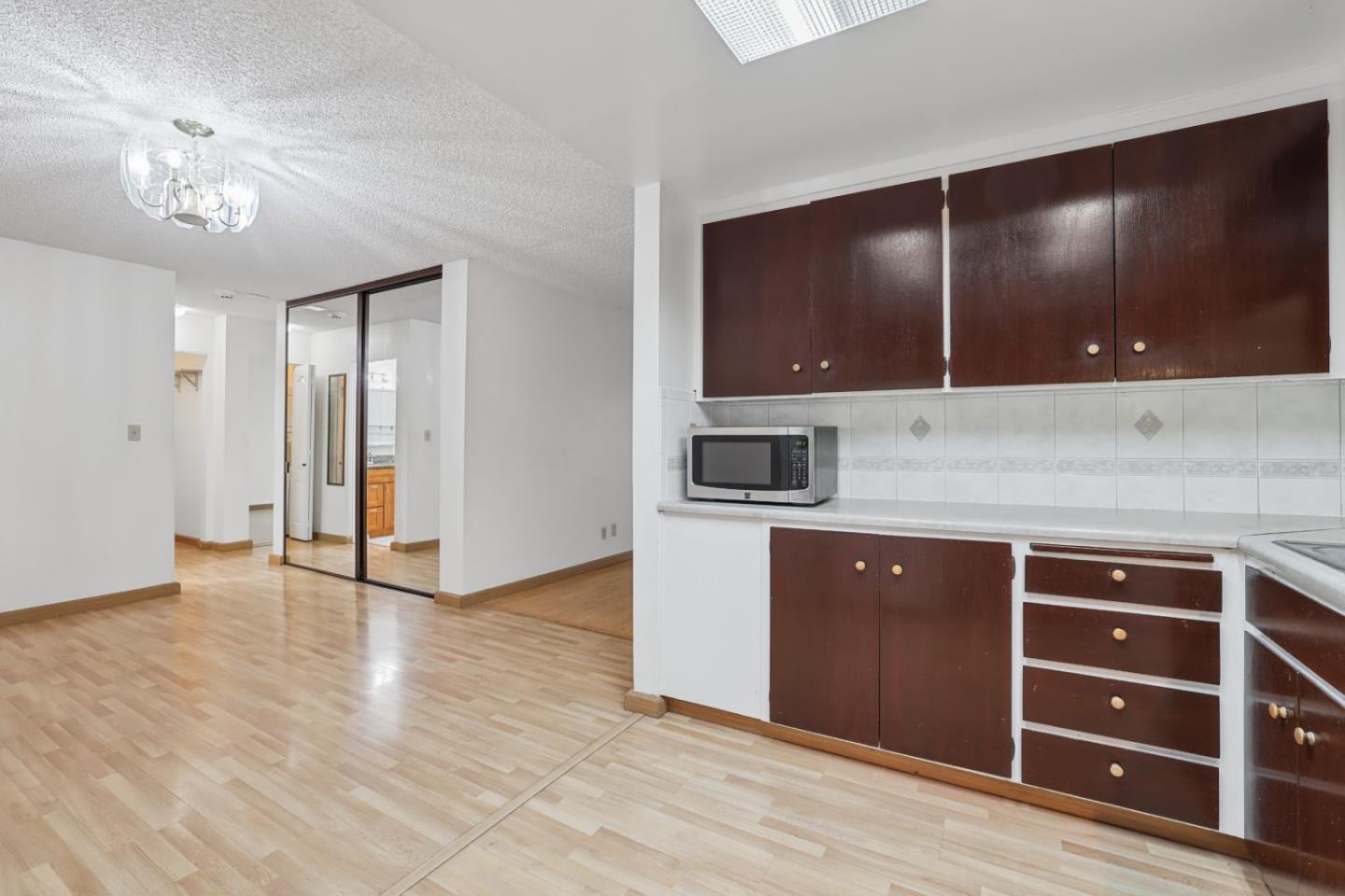 1031 Crestview Drive, #216, MountainView, CA 94040