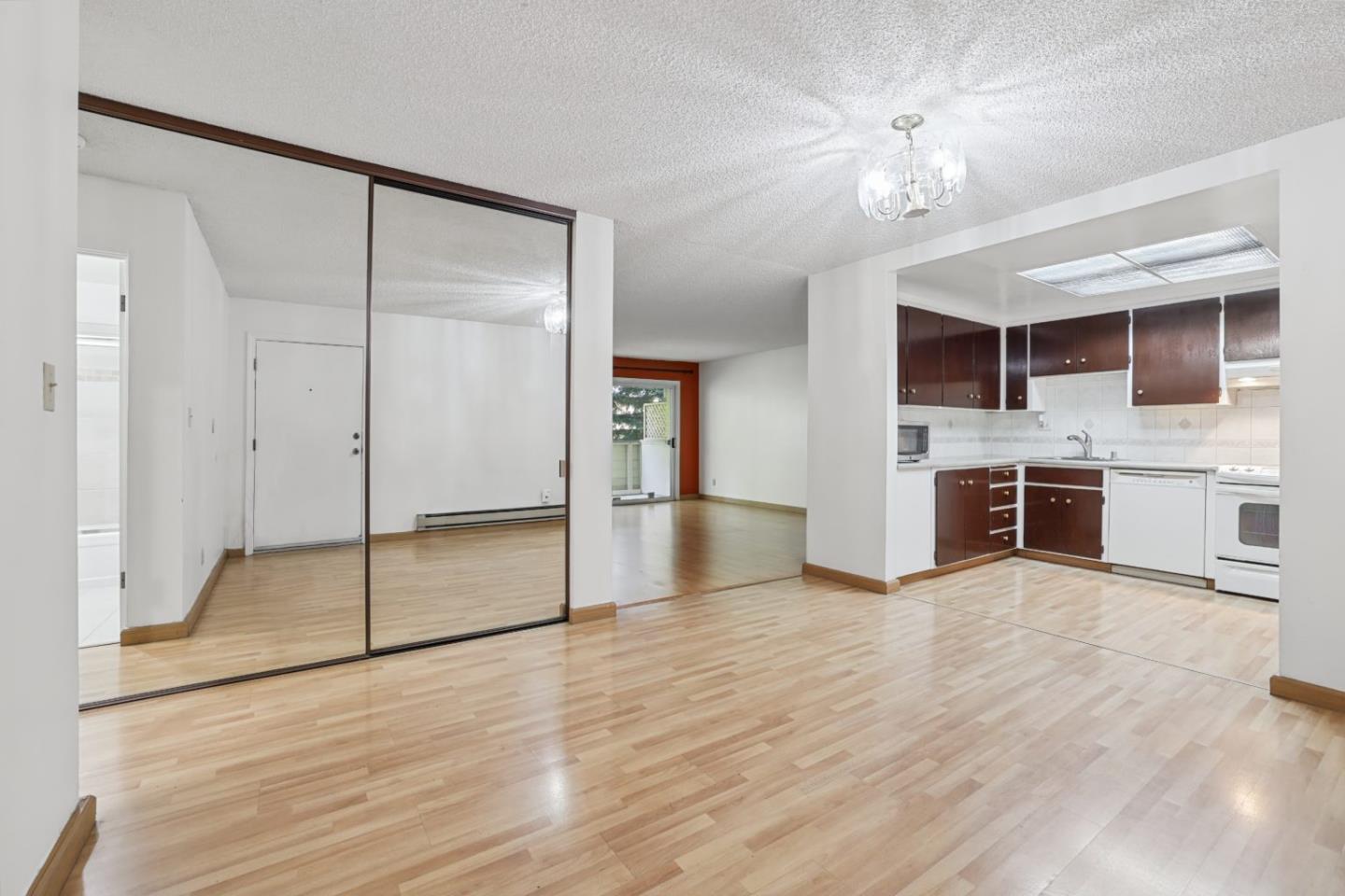 1031 Crestview Drive, #216, MountainView, CA 94040