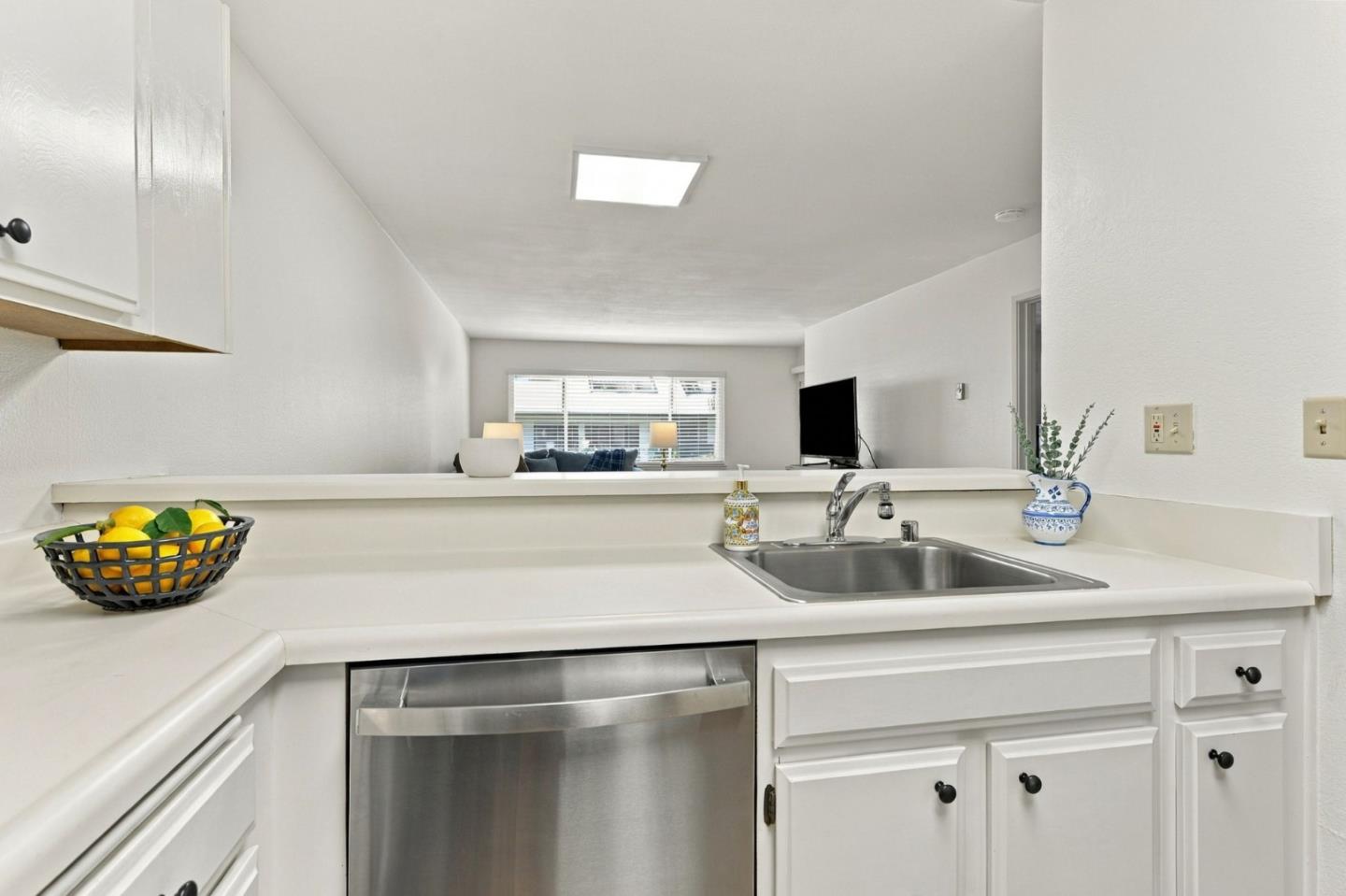 2140 Santa Cruz Avenue, #A207, MenloPark, CA 94025