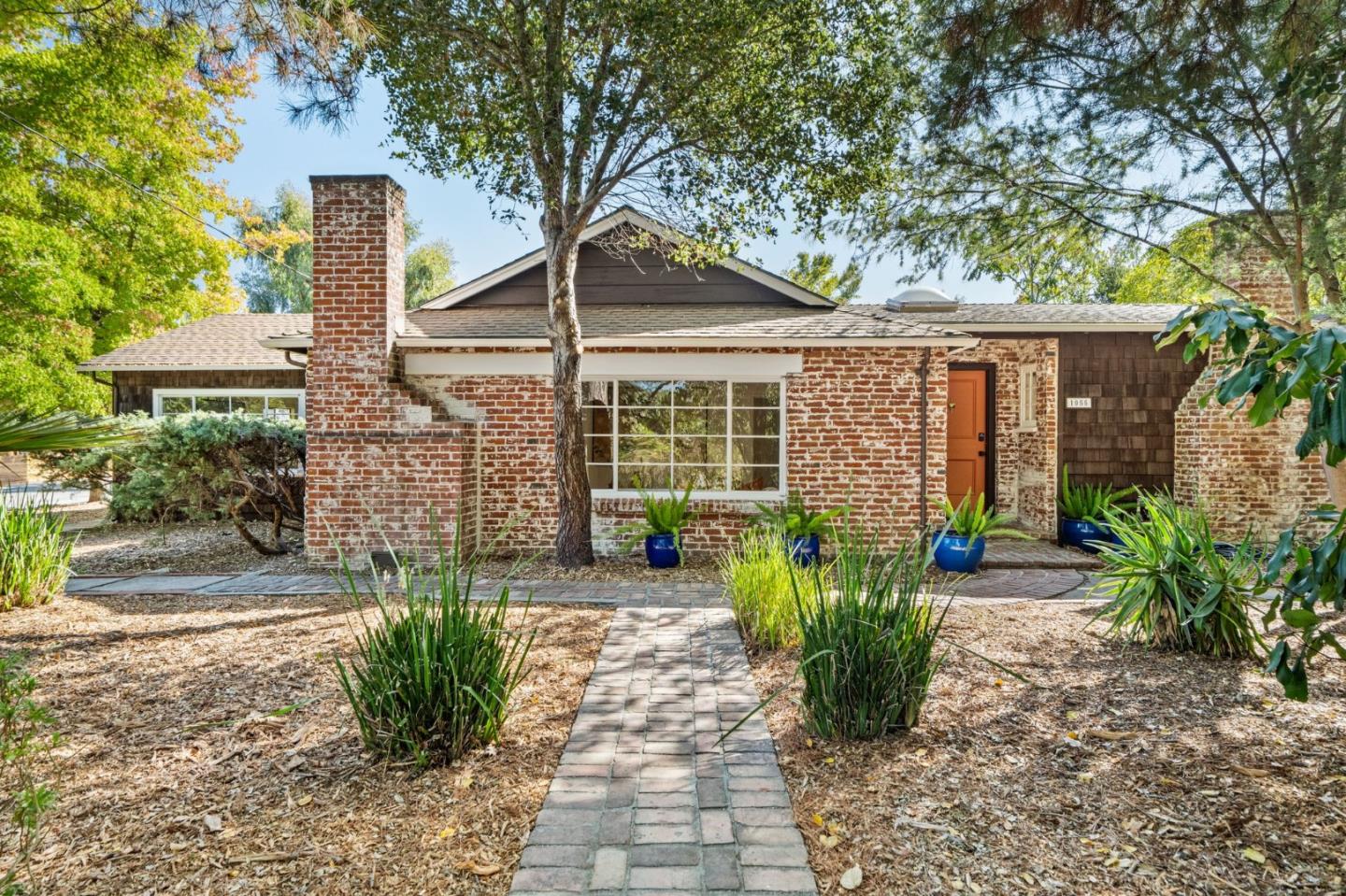 1055 Los Robles Avenue, PaloAlto, CA 94306