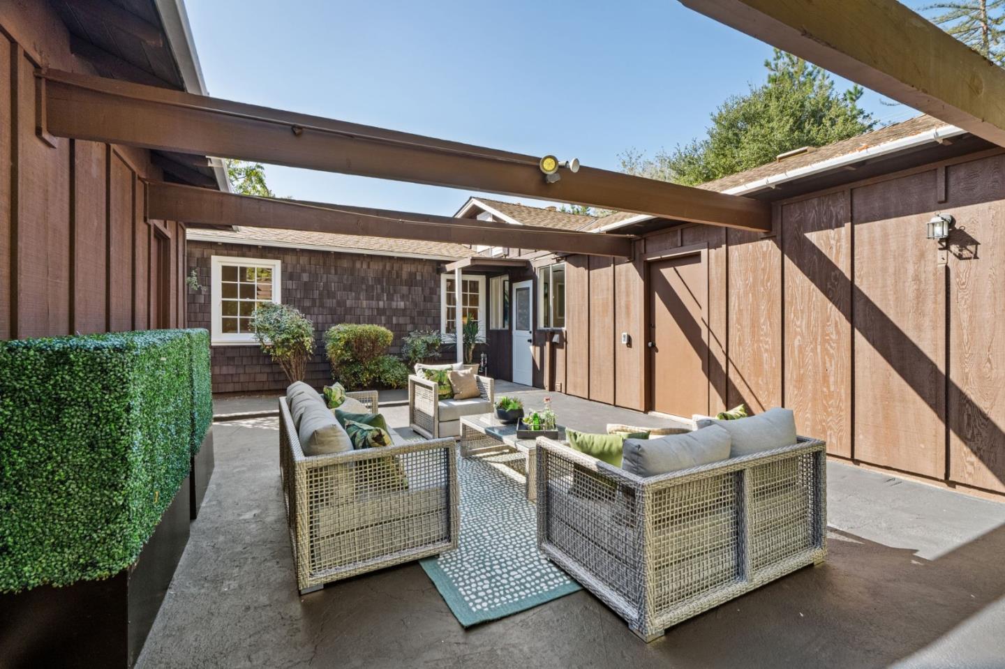 1055 Los Robles Avenue, PaloAlto, CA 94306