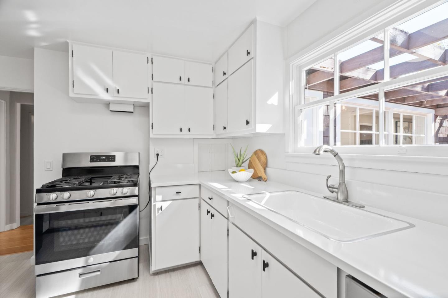 1055 Los Robles Avenue, PaloAlto, CA 94306